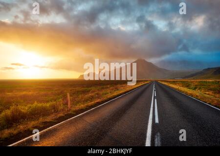 Island Landschaft und Straße in Richtung Hochland, Post bearbeitet in HDR Stockfoto