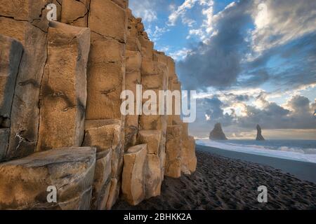 Reynisfjara Strand im Süden Islands bei Sonnenuntergang, nachbearbeitet in HDR Stockfoto