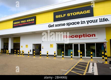 Anschauliches Bild der eine große Yelllow Lagerhalle, London. Stockfoto