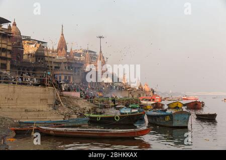 Menge Holz wird verwendet, um für die Kremation Zeremonie in der Nähe von brennenden Ghat in Varanasi, Indien in der Nähe von Ganges zu verkaufen Stockfoto