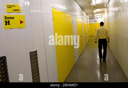 Anschauliches Bild der eine große Yelllow Lagerhalle, London. Stockfoto