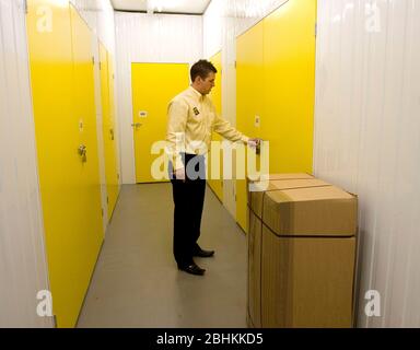 Anschauliches Bild der eine große Yelllow Lagerhalle, London. Stockfoto