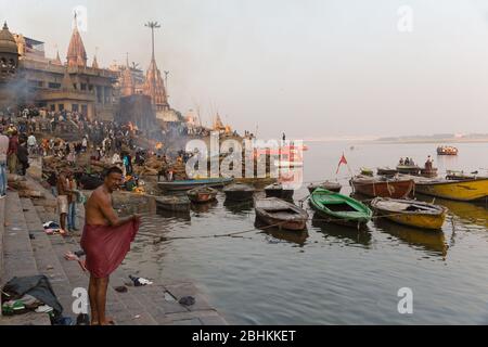 Menge Holz wird verwendet, um für die Kremation Zeremonie in der Nähe von brennenden Ghat in Varanasi, Indien in der Nähe von Ganges zu verkaufen Stockfoto