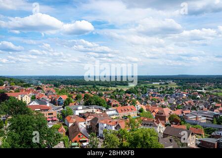 Bad Bentheim, Deutschland Juni 2019. Panorama der Altstadt mit vielen Gebäuden mit rotem Dach auf einem Hintergrund des blauen Himmels mit Wolken in Bad Benth Stockfoto