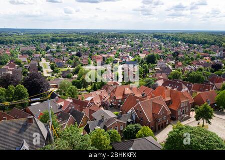 Bad Bentheim, Deutschland Juni 2019. Panorama der Altstadt mit vielen Gebäuden mit rotem Dach auf einem Hintergrund des blauen Himmels mit Wolken in Bad Benth Stockfoto