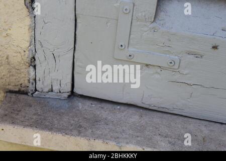 Nahaufnahme der Ecke eines bemalten Holztürrahmens Stockfoto