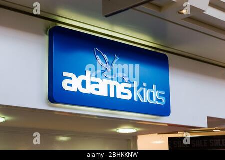 Außen ein Adams Kids Store in Nord-London. Stockfoto