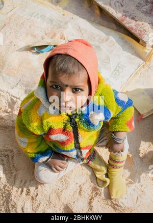 Arme ländliche Kinder spielen, privilegierte indische Kinder Stockfoto