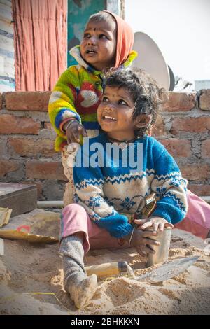 Arme ländliche Kinder spielen, privilegierte indische Kinder Stockfoto