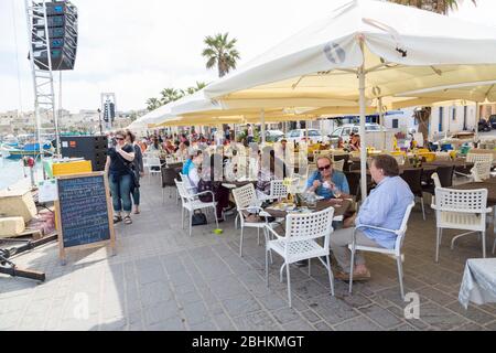 Café mit Menü am Kai im Marsaxlokk, Malta Stockfoto