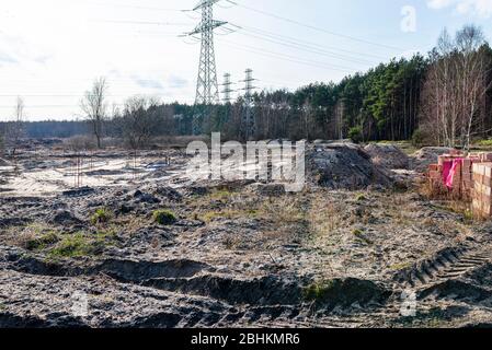 Verstärkungsstäbe ragen aus dem Boden an einem Ort, wo es Betonpfosten, der Anfang des Hauses Rohre. Stockfoto