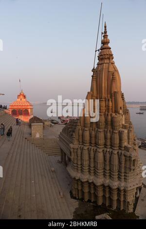 Alte Stein geschnitzten Tempel am Ufer des Flusses Ganges in Varanasi, Indien Stockfoto