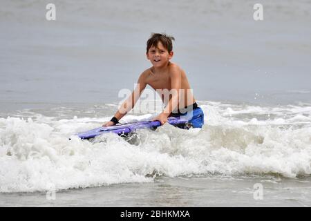 Kennedy Space Center, Usa. April 2020. Ein kleiner Junge aus Zentral-Florida spielt am Sonntag, den 26. April 2020, in der Brandung nahe Cocoa Beach, Florida. Der Staat Florida hat begonnen, Strände für die Öffentlichkeit zu öffnen, als die Bedrohung durch das Covid-19 Virus beginnt zu schklingen. Foto von Joe Marino/UPI Quelle: UPI/Alamy Live News Stockfoto