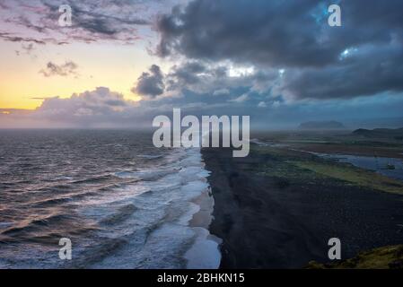 Dyrholaey Blick auf den schwarzen Sandstrand in Südisland, nachbearbeitet in HDR Stockfoto