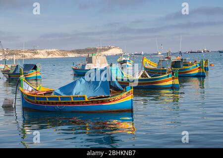 Luzzu Fischerboote im Hafen, Marsaxlokk, Malta Stockfoto