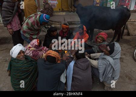 Am frühen Morgen auf den Straßen von Varanasi, Indien. Menschen mit Lagerfeuer Stockfoto