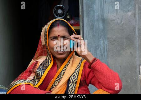 Indische Frau telefonieren mit einem Handy und lächelnd Stockfoto