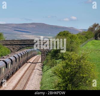 Freightliner 'Merry go round' Kohlegresszug, der auf der Bahnlinie Paythorne, auf der Blackburn to Hellifiled Bahn, den Gipfel erreicht Stockfoto