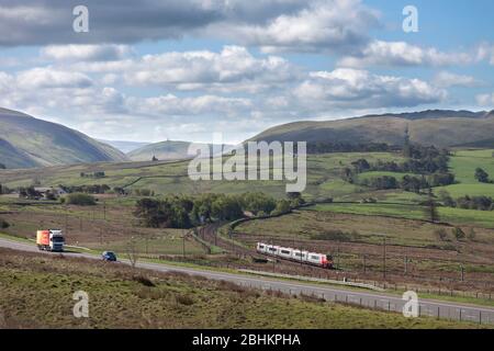 Virgin Trains Class 221 voyager Diesel Zug vorbei Scout Green, wie es auf der landschaftlich schönen Cumbrian Abschnitt der Westküste Hauptlinie Shap klettert Stockfoto