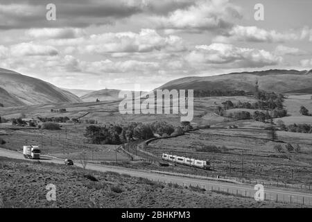 Virgin Trains Class 221 voyager Diesel Zug vorbei Scout Green, wie es auf der landschaftlich schönen Cumbrian Abschnitt der Westküste Hauptlinie Shap klettert Stockfoto