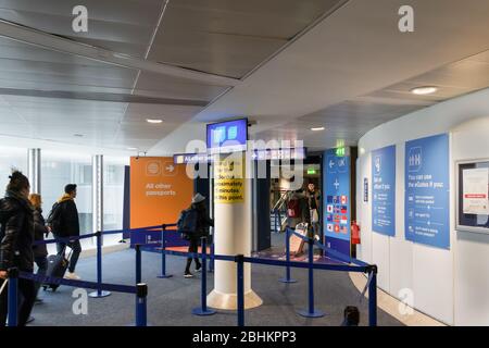 Manchester UK Border Force Flughafen Pass Kontrolle Eingang. Inspektionstor von Reisenden aus Großbritannien EU & ausgewählten Ländern in MAN Flughafen. Stockfoto