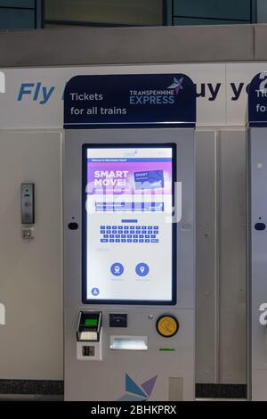 Automat für Zugtickets am Flughafen Manchester UK. TransPennine Express Selbstbedienungs-Ticketschalter des britischen Unternehmens im MAN Terminal. Stockfoto