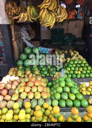 Obst auf einem Markt auf der afrikanischen Insel Sansibar Stockfoto