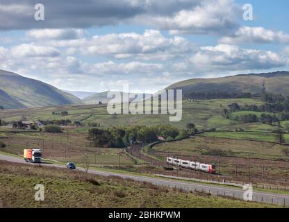 Virgin Trains Class 221 voyager Diesel Zug vorbei Scout Green, wie es auf der landschaftlich schönen Cumbrian Abschnitt der Westküste Hauptlinie Shap klettert Stockfoto