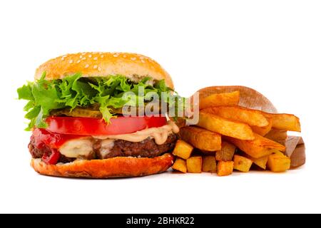 Ein großer klassischer Hamburger Cheeseburger mit pommes auf weißem Hintergrund Stockfoto