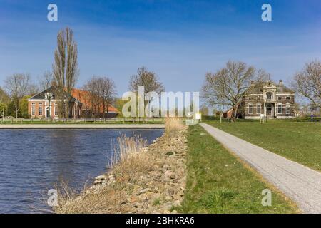 Historische Häuser am Oldambtmeer in Oostwold, Niederlande Stockfoto