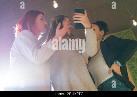 Gruppe junger multiethnischer Businessleute, die selfie während der Zaffenbremse machen. Stockfoto