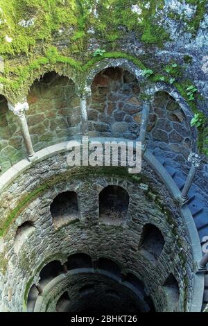 Ein schönes Bild von der Wand eines Turms mit Fenstern und Treppen von innen. Quinta da Regaleira Schloss, Monteiro Palast, Sintra, Portugal Stockfoto