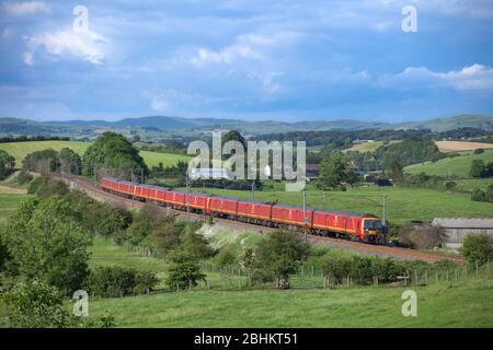 3 Postzüge der Royal Mail Class 325 fahren mit dem Postzug durch Rowell (nördlich von Carnforth) auf der landschaftlich reizvollen Westküstenlinie in Cumbria Stockfoto