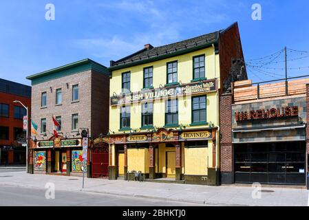 Ottawa, Kanada - 25. April 2020: Beliebte Restaurants/Bars an der sonst belebten Clarence Street im Byward Market, die während der COV an Bord gingen und geschlossen wurden Stockfoto