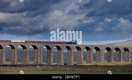 Dampflokomotive 45231 die Sherwood Forrester überquert Ribblehead Viadukt auf der Settle to Carlisle Linie mit der West Coast Eisenbahn Fellsman Zug Stockfoto