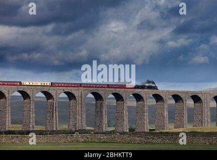 Dampflokomotive 45231 die Sherwood Forrester überquert Ribblehead Viadukt auf der Settle to Carlisle Linie mit der West Coast Eisenbahn Fellsman Zug Stockfoto