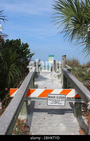 Barrikade blockiert Zugang zu Pass-A-Grille (St. Pete Beach) geschlossen wegen COVID-19 - Pass-A-Grille (St. Pete Beach), Pinellas County, Florida Stockfoto