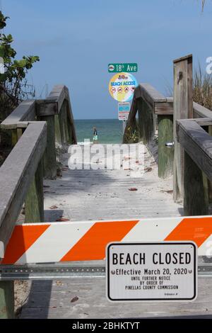 Person, die auf Pass-A-Grille (St. Pete Beach) geschlossen wegen COVID-19 - Pass-A-Grille (St. Pete Beach), Pinellas County, Florida Stockfoto