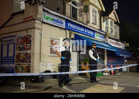 Die Polizei besucht die Szene in der Aldborough Road North, Ilford, East London, wo ein Baby und ein Junge im Alter von drei Jahren zu Tode gestochen wurden, während ein 40-jähriger Mann verletzt aufgefunden und ins Krankenhaus gebracht wurde. Stockfoto