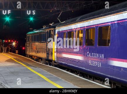 AC Lokomotive Gruppe 87 elektrische Lokomotive 87002 in Preston mit dem Tiefland Caledonian Sleeper Train nach London von Edinburgh & Glasgow Stockfoto