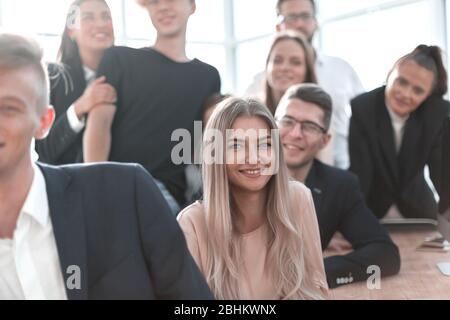 Nahaufnahme. Junge Mitarbeiter in der Nähe des Desktops. Stockfoto