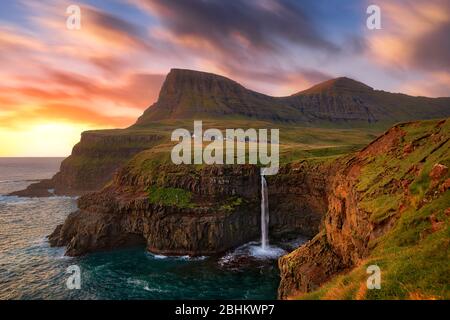 Gasalalur Wasserfall in den Ozean auf den Färöer Inseln, nachbearbeitet in HDR Stockfoto