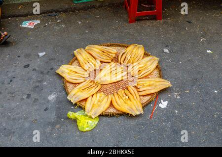 Getrockneter Fisch in einem Korb auf dem Bürgersteig, Binh Tay ODER Hoa Binh Markt, Chinatown (Cholon) District 5, Saigon (Ho Chi Minh City), Südvietnam Stockfoto