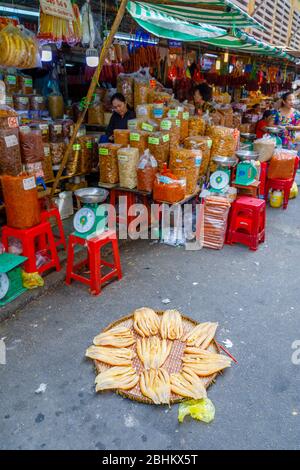 Getrockneter Fisch in einem Korb auf dem Bürgersteig, Binh Tay ODER Hoa Binh Markt, Chinatown (Cholon) District 5, Saigon (Ho Chi Minh City), Südvietnam Stockfoto