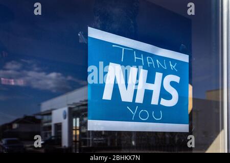 Ein blaues „Danke NHS“-Poster in einem Fenster während der COVID-19-Pandemie in Southampton, England, Vereinigtes Königreich Stockfoto