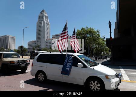 Los Angeles, CA/USA - 22. April 2020: Quarantäneprotest der Operation Gridlock in Los Angeles um das Rathaus Stockfoto