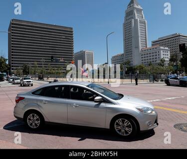 Los Angeles, CA/USA - 22. April 2020: Die Polizei blockiert Straßen während des Coronavirus-Quarantäneprotestes in Los Angeles Stockfoto