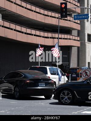 Los Angeles, CA/USA - 22. April 2020: Autos blockieren Straßen während der Operation Gridlock Quarantäneprotest in Los Angeles Stockfoto