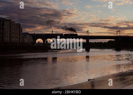 LMS 'Black 5' Dampflokomotive 45231 die Sherwood Forrester überquert die Carlisle Brücke (Lancaster, River Lune) auf der Westküste Hauptlinie Stockfoto