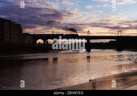LMS 'Black 5' Dampflokomotive 45231 die Sherwood Forrester überquert die Carlisle Brücke (Lancaster, River Lune) auf der Westküste Hauptlinie Stockfoto